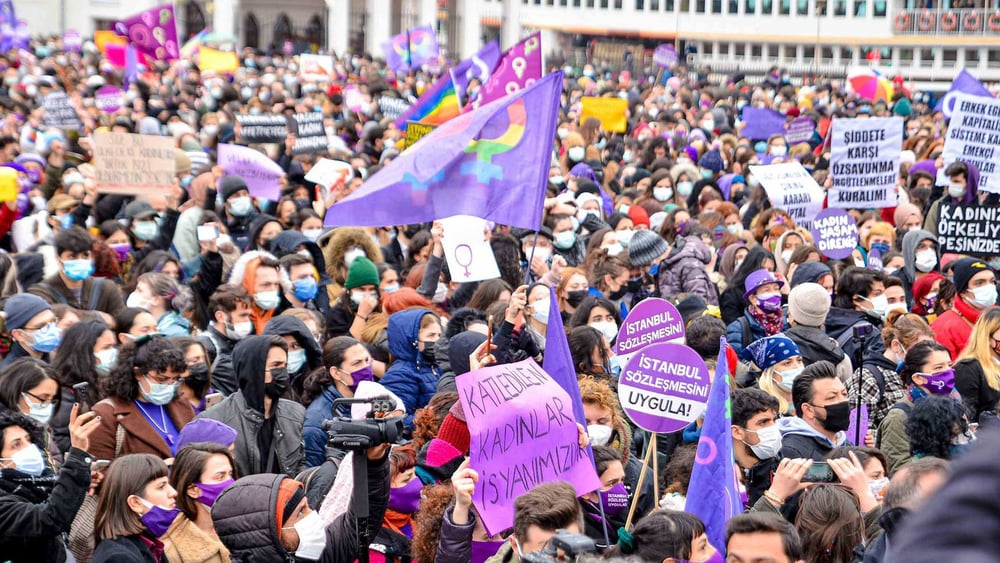 Hunderte Menschen protestierten gegen den Austritt der Türkei aus der Istanbul-Konvention, 20. März 2021. © Amnesty International Turkey