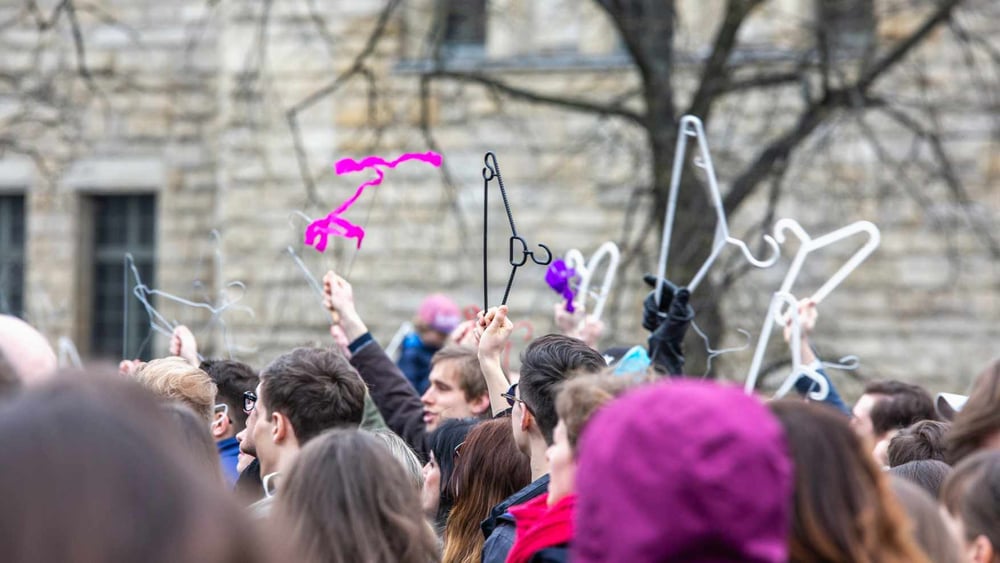 In diversen Ländern gefährdet Covid-19 den Zugang zu notwendigen Gesundheitsleistungen, wie zu Schwangerschaftsabbrüchen und Verhütungsmitteln ©Shutterstock/ Szymon Mucha