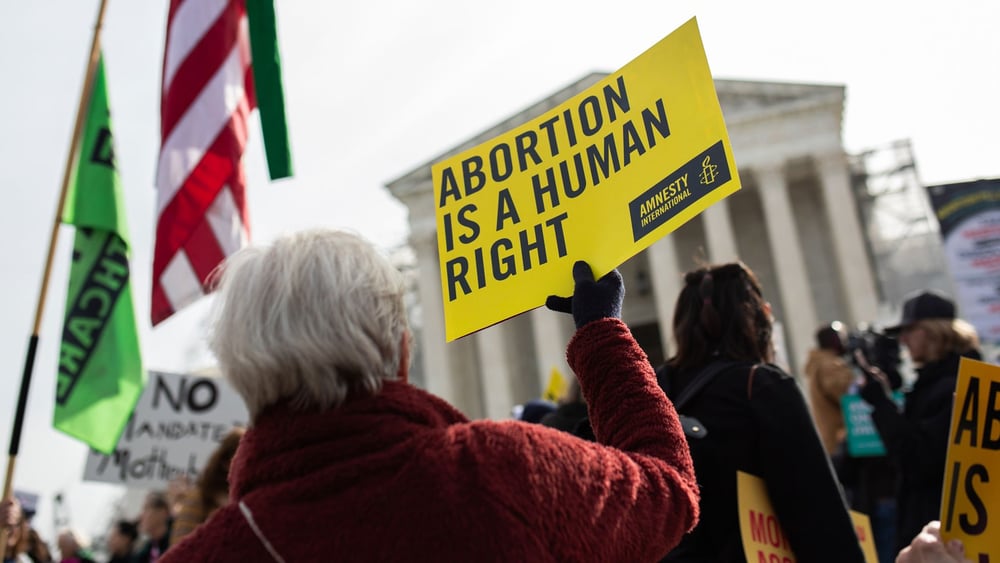 Der Rückschritt beim Recht auf Schwangerschaftsabbruch in den USA hat in vielen Ländern weltweit ähnliche Vorhaben bestärkt. © Lauren Murphy / Amnesty International USA