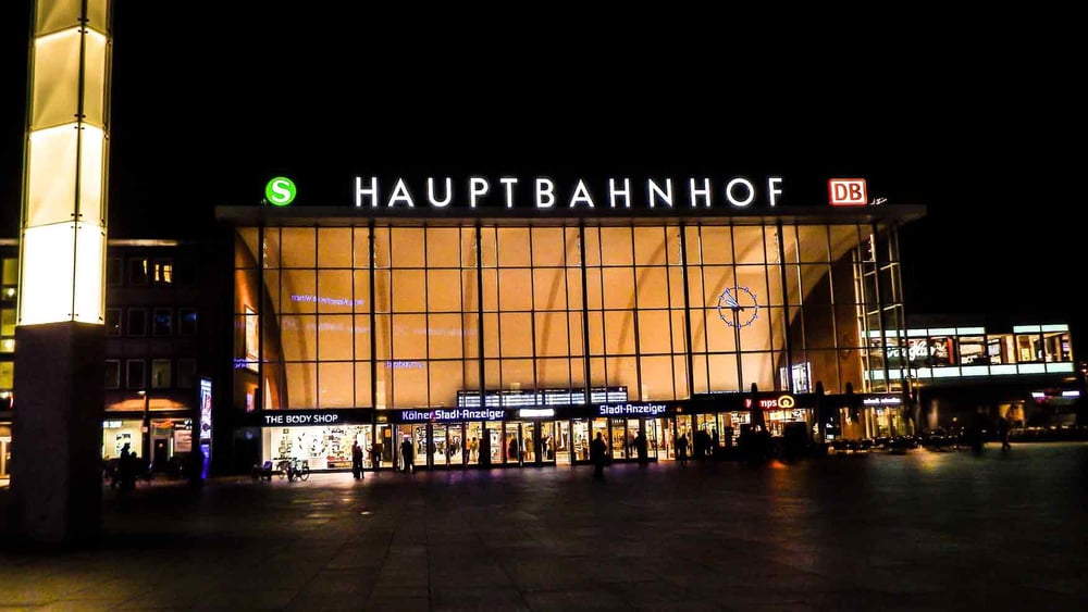 In der Silvesternacht begingen Gruppen junger Männer im und vor dem Kölner Hauptbahnhof massive Übergriffe gegen Frauen © ConstiAB / CC