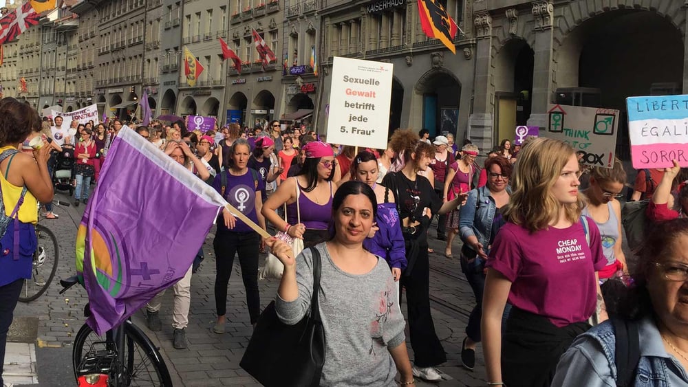 Auch am Frauenstreik 2019 – hier in Bern – protestierten Tausende Frauen gegen sexualisierte Gewalt. © Amnesty International Schweiz