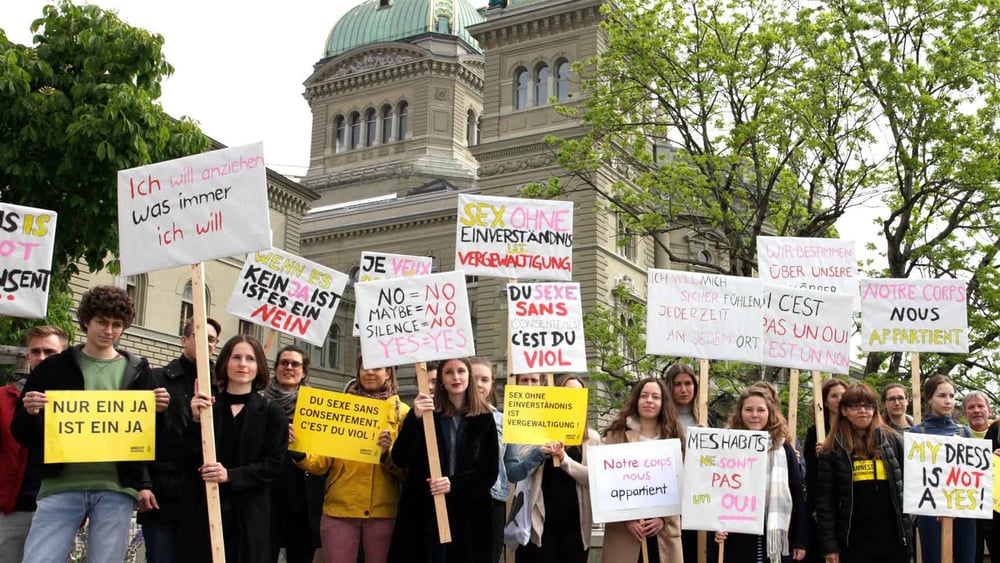 Aktion vor dem Bundeshaus, die eine Änderung des Sexualstrafrechts fordert. © AI