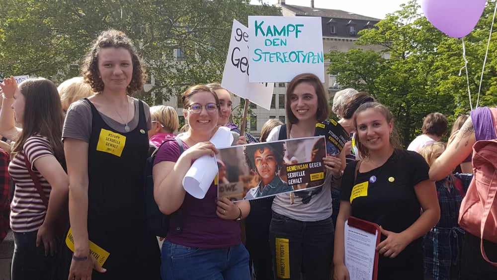 Amnesty-Aktivistinnen demonstrieren in Basel. © Amnesty International