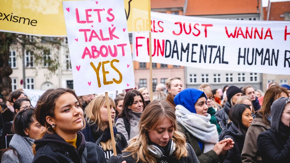 Frauen-Demonstration gegen sexualisiserte Gewalt mit diversen Transparenten, vor allem «Let's talk about YES»
