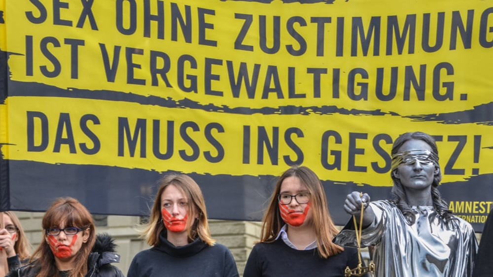 Fast 37'000 Personen und 37 Organisationen unterzeichneten eine entsprechende Petition von Amnesty International, die unter anderem eine Neudefinition von Vergewaltigung im Strafrecht fordert. @ AI