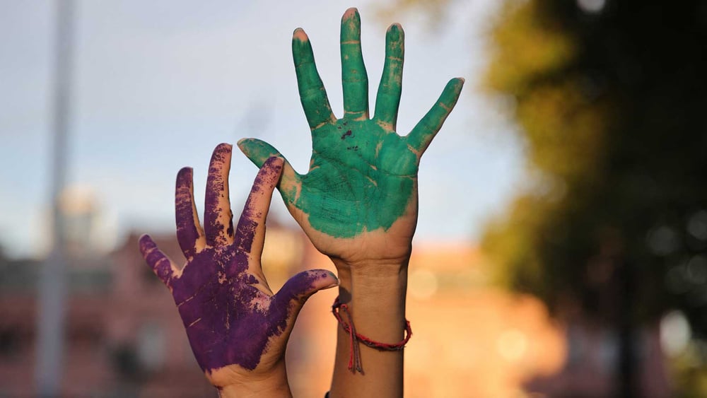 Frauenrechtsaktivistinnen heben ihre mit lila und grüner Farbe bemalten Hände während einer Protestaktion gegen die Regierung von Präsident Javier Milei am Internationalen Frauentag in Buenos Aires am 8. März 2025. © Emiliano Lasalvia / AFP /getty images