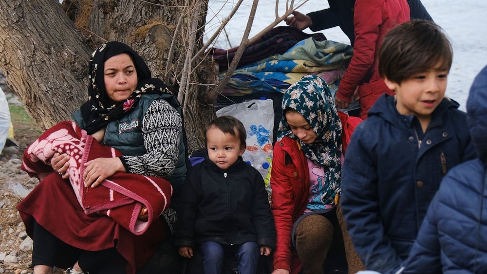 Eine Flüchtlingsfrau und die Kinder warten darauf, endlich von der griechischen Insel Lesbos ans Festland gebracht zu werden. © Alexandros Michailidis/ shutterstock.com