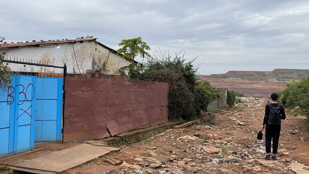 Ein für die Zwangsräumung markiertes Haus. © Amnesty International