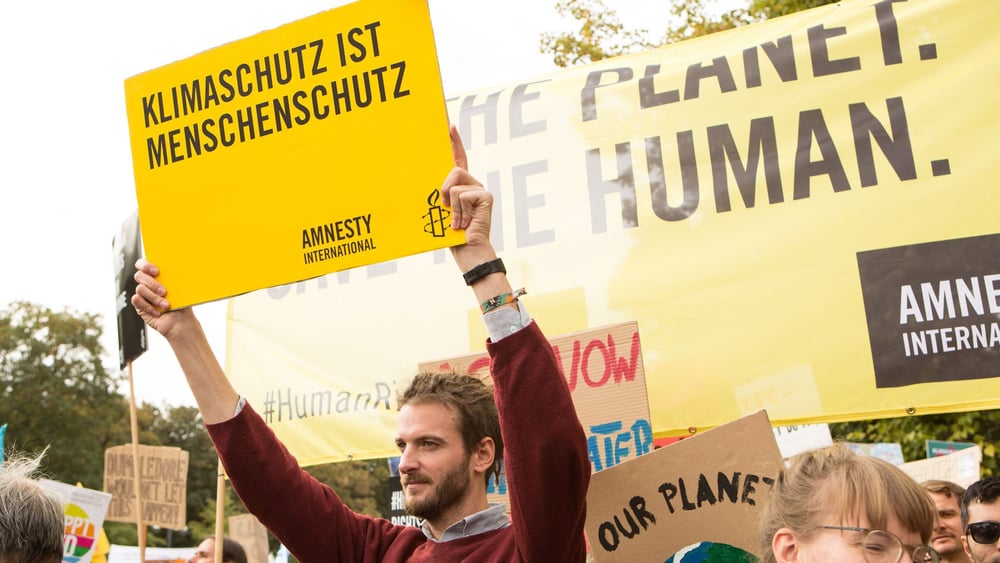 Der Klimawandel bedroht Menschenrechte. Amnesty Mitglieder unterstützen den Globalen Klimastreik und gehen gemeinsam mit den AktivistInnen von Fridays for Future am 20. September 2019 in Berlin auf die Strasse. © Amnesty International / Jarek Godlewski