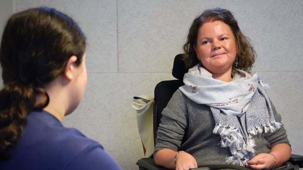 Caroline (links) im Gespräch mit der Interviewerin Kim Sandy Pittet.