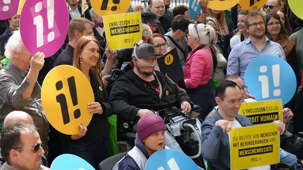 Verschiedene Menschen feiern die Lancierung der Initiative