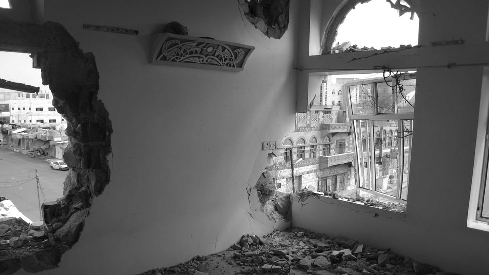 Blick aus einem zerstörten Zimmer hinaus auf die Strasse.