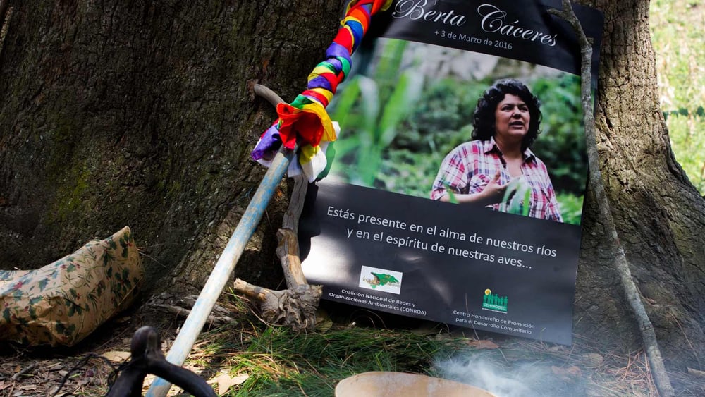 Mit einem Ritual erinnerten die Mitglieder von COPINH an Berta Caceres, die am 3. März 2016 ermordet wurde. Die Mitbegründerin der Indigenenorganisation COPINH hatte gegen den Bau des Staudamms Agua Zarca gekämpft, weil dieser eine Bedrohung für die indigene Gemeinschaft der Lenca darstellt.© Amnesty International / Anaïs Taracena