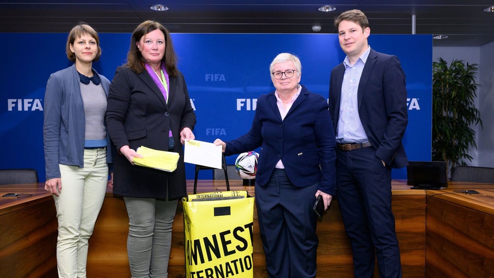 Übergabe der Petition von Alexandra Karle, Geschäftsleiterin Amnesty Schweiz, an Joice Cook, Chefverantwortliche für soziale Verantwortung und Bildung bei der Fifa. 14.3. in Zürich. © FIFA