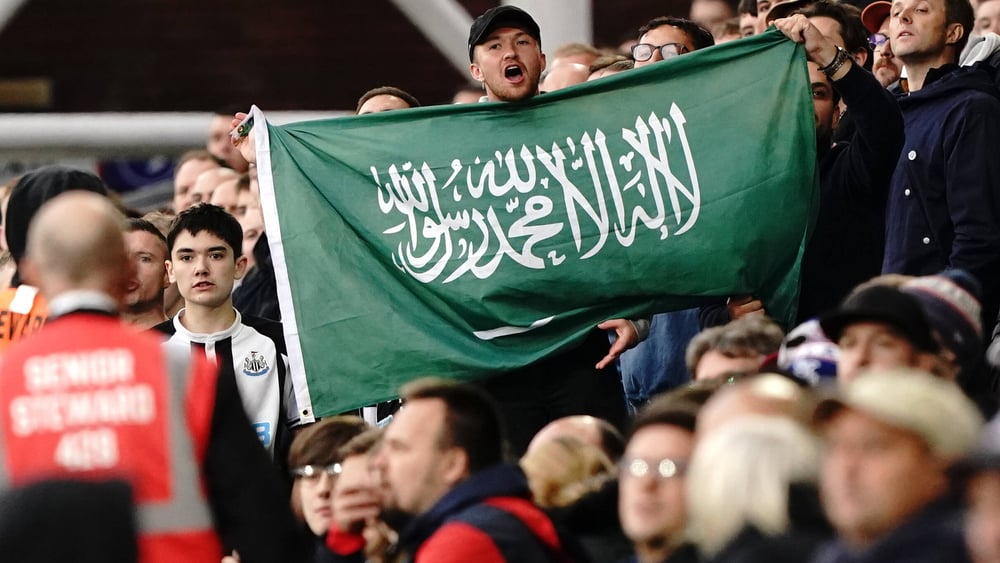 Newcastle-Fussballfans im Stadion mit einer grossen Saudi-Arabien-Flagge