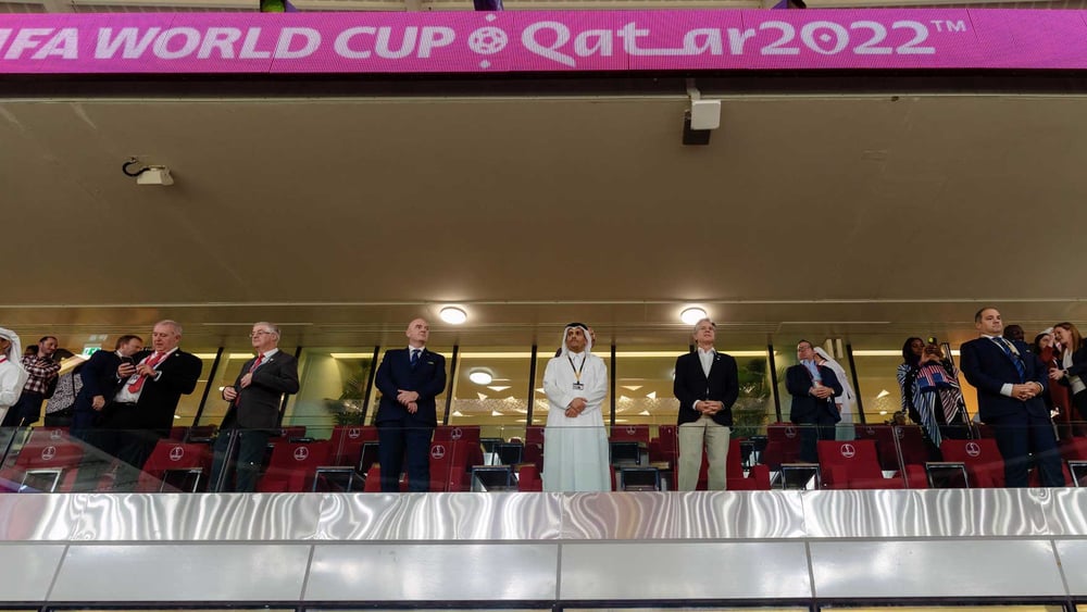 Fifa-Funktionär*innen und Politiker*innen an der Eröffnungszeremonie des Fussball-Weltmeisterschaftsspiels der Männer zwischen den USA und Wales in Doha, Katar. © U.S. State Department / Ronny Przysucha / Public Domain