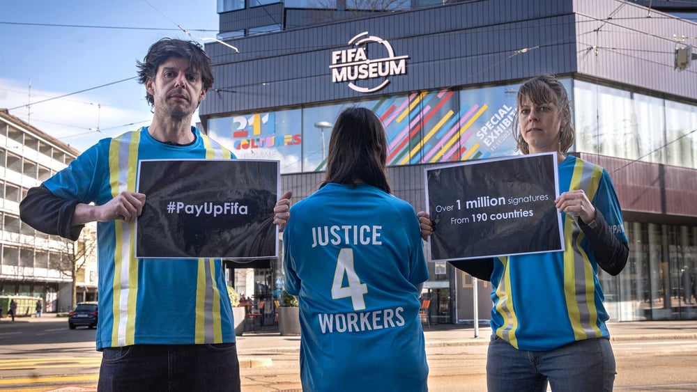 Mehr als eine 1 Million Menschen haben von der Fifa Entschädigungszahlungen für die Arbeiter*innen gefordert, deren Menschenrechte in Katar verletzt wurden. © Amnesty International