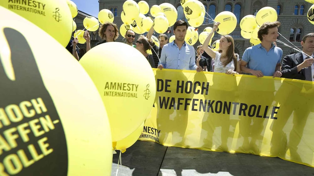 Übergabe einer Petition gegen Waffenhandel in Bern, Juni 2012. © Valérie Chételat