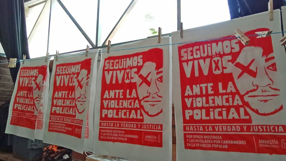 «Wir leben noch, trotz der Polizeigewalt. Für Wahrheit und Gerechtigkeit» / Siebdrucke zum Fall von Renzo Inostroza, einem jungen Opfer eines Augentraumas in Chile © Amnesty International