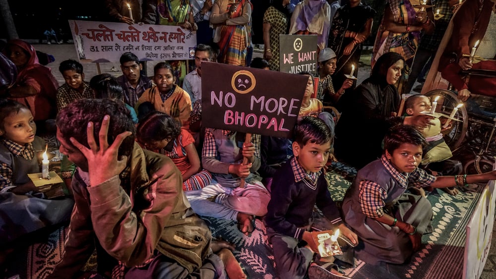 Von der Katastrophe betroffene Chingari-Kinder bei einer Sitzblockade in Bhopal.