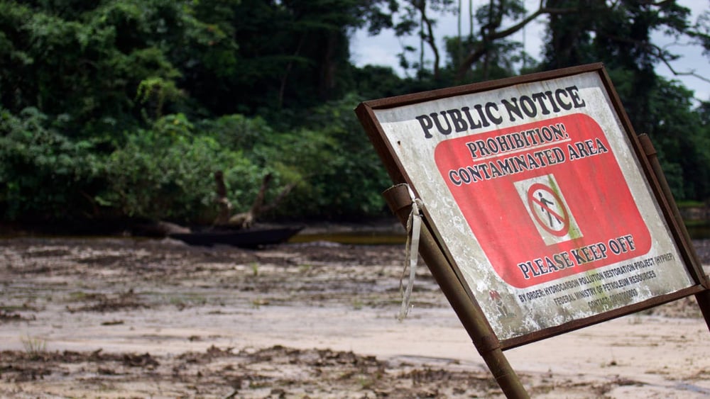 Ein Öl-Leck hat in der Gemeinde Kegbara-Dere im Niger Delta den Boden verseucht; seit Shell dort Öl förderte hat die Gemeinde mehrere Ölunfälle erlebt. © Michael Uwemedimo/cmapping.net