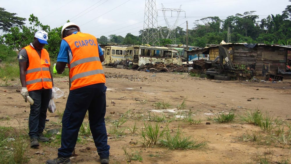 Mitglieder der ivorischen Umweltbehörde nehmen Proben auf einer Giftmülldeponie in Dokui, Abidjan. © Amnesty International