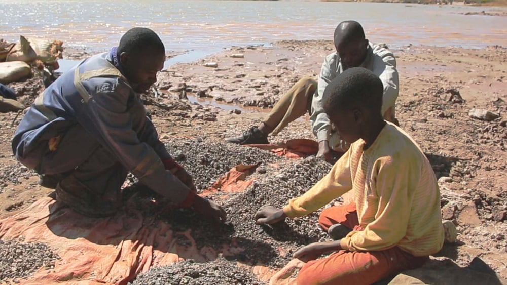 Von Hand werden kobalthaltige Bruchsteine aussortiert. © AI