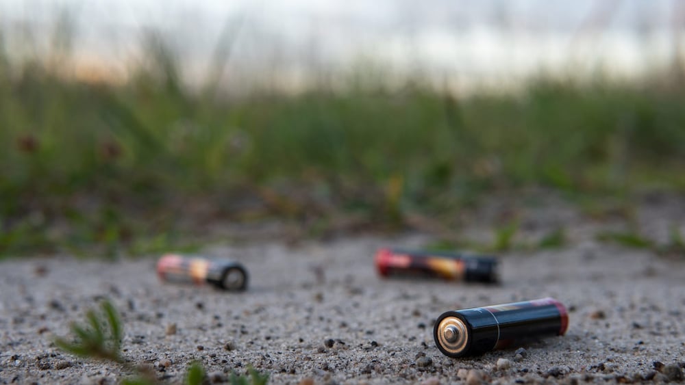 Nicht nur bei nicht-sachgemässer Entsorgung sind Batterien eine Belastung für die Umwelt. Bei der Förderung der Rohstoffe werden immer noch auch Menschenrechte verletzt. © bews / Shutterstock.com