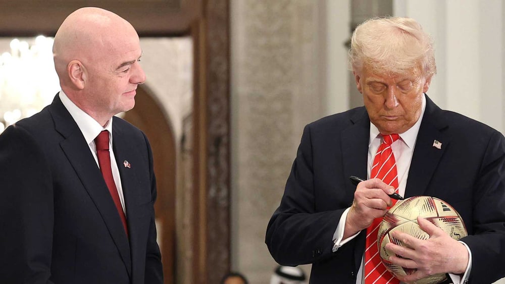 Fifa-Präsident Gianni Infantino und US-Präsident Donald J. Trump signieren einen Fussball während einer Zeremonie zur Weltmeisterschaft 2026 nach einem Staatsbankett am 14. Mai 2025 in Doha, Katar.© Win McNamee/Getty Images