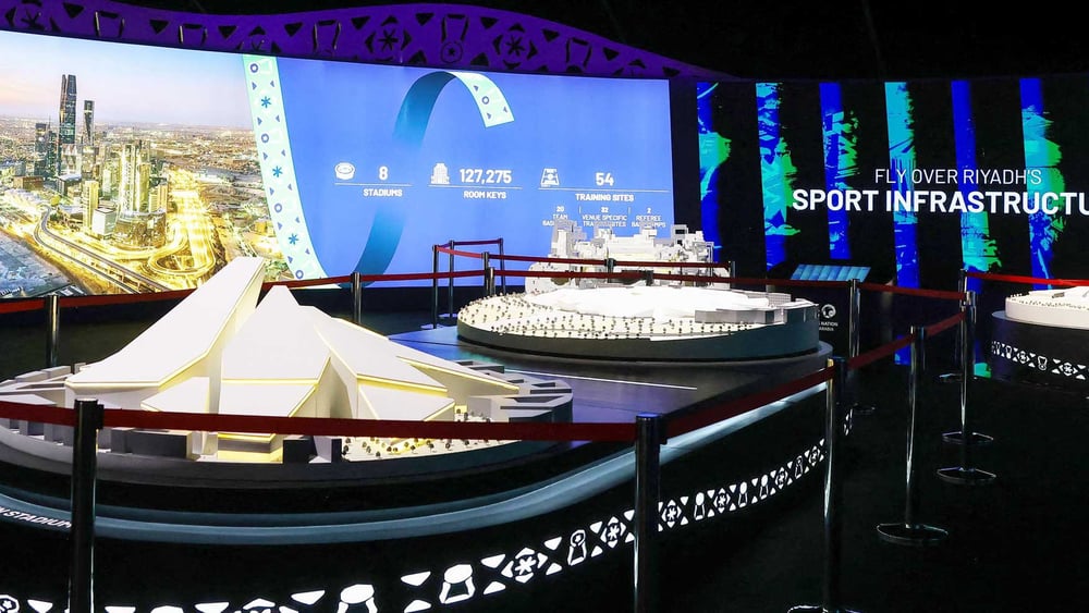 Modelle von Stadien in einer  Ausstellung der saudischen Bewerbung für die Fifa Fusssball-Weltmeisterschaft 2034 in Riad gezeigt werden.  © Fayez Nureldine / AFP / Getty