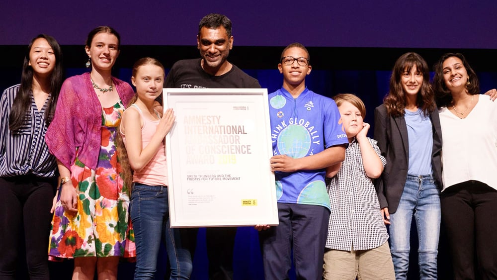 Greta Thunberg und Amnesty Generaldirektor Kumi Naidoo mit Friday for Future-AktivistInnen an der Preisverleihung. © AI