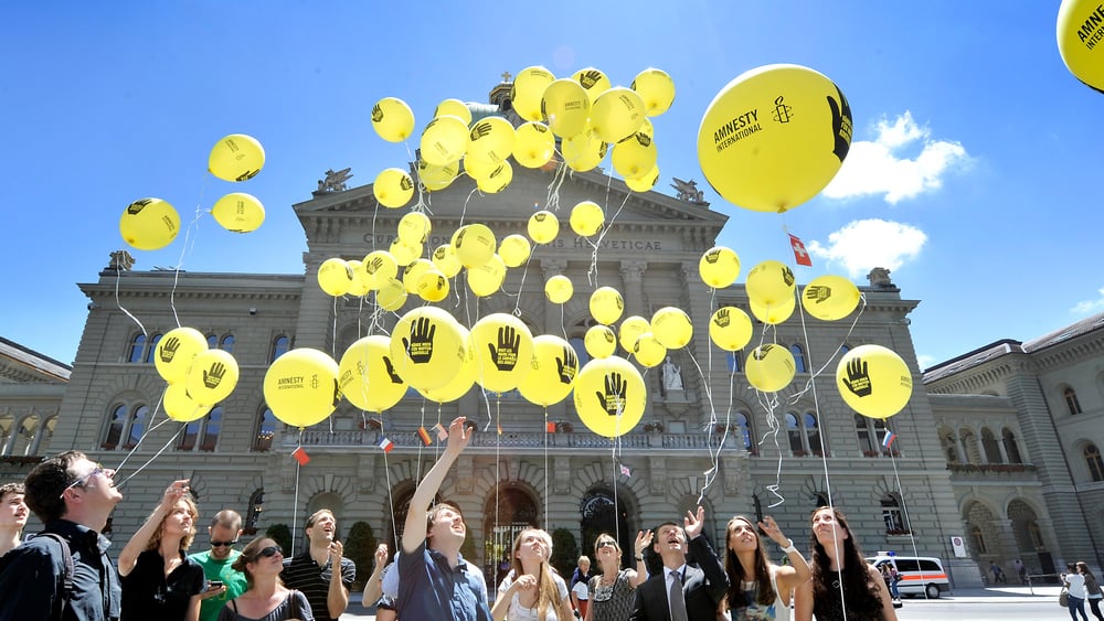 Petitionsübergabe Arms Trade Treaty mit Luftballonen auf dem Bundesplatz in Bern