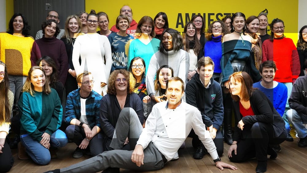 Ohne die Unterstützung unserer Aktivist*innen, Mitglieder und Spender*innen wären die Erfolge in der Menschenrechtsarbeit nicht möglich: Das Amnesty-Team der Schweizer Sektion sagt Merci! (Im Bild sehen Sie allerdings nur einen Teil der Mitarbeiter*innen). © Amnesty Schweiz