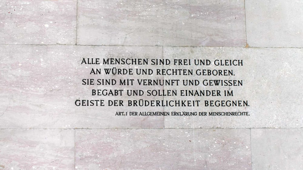 «Brüderlichkeit» (im englischen Original: brotherhood) – ein Ausdruck des sehr weit gehenden männlichen Blicks im Jahr 1948 in Artikel 1 der AEMR.  Hier als Inschrift am Parlamentsgebäude in Wien. © Alexander Johann / flickr.com