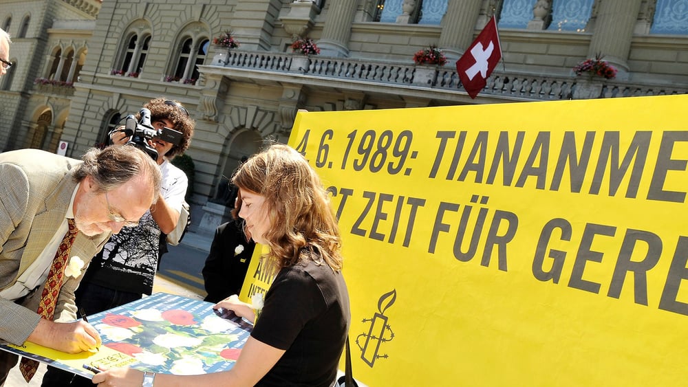 Dick Marty beim Unterzeichnen einer Amnesty-Petition 2009 © Amnesty International