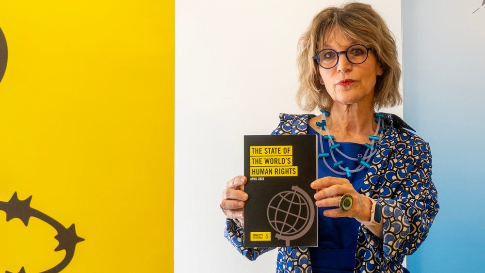 Die internationale Generalsekretärein Angès Callamard zeigt den AIR