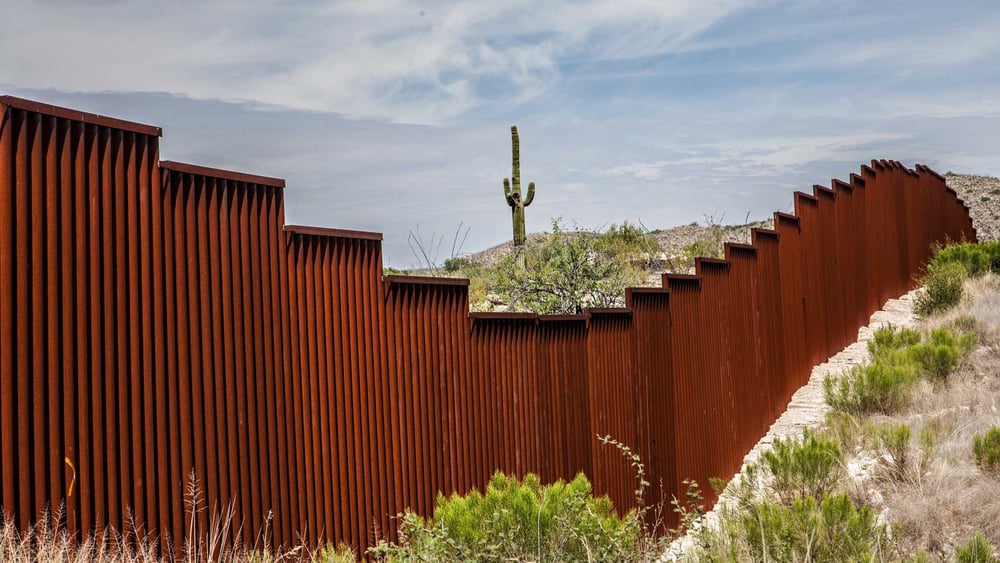 Symbol der Ausgrenzung: An der Grenze zwischen den USA und Mexiko stehen bereits Mauern und Grenzzäune – bald soll die Abriegelung komplett sein, wenn es nach dem US-Präsidenten geht. © Chess Ocampo / Shutterstock