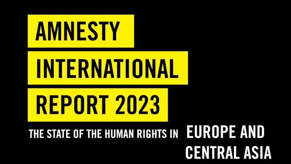 Die georgische Bereitschaftspolizei sprüht Tränengas auf einen Demonstranten bei einer Kundgebung gegen den umstrittenen Gesetzentwurf zu «ausländischen Agenten», Tbilisi, 7. März 2023 © AFP via Getty Images