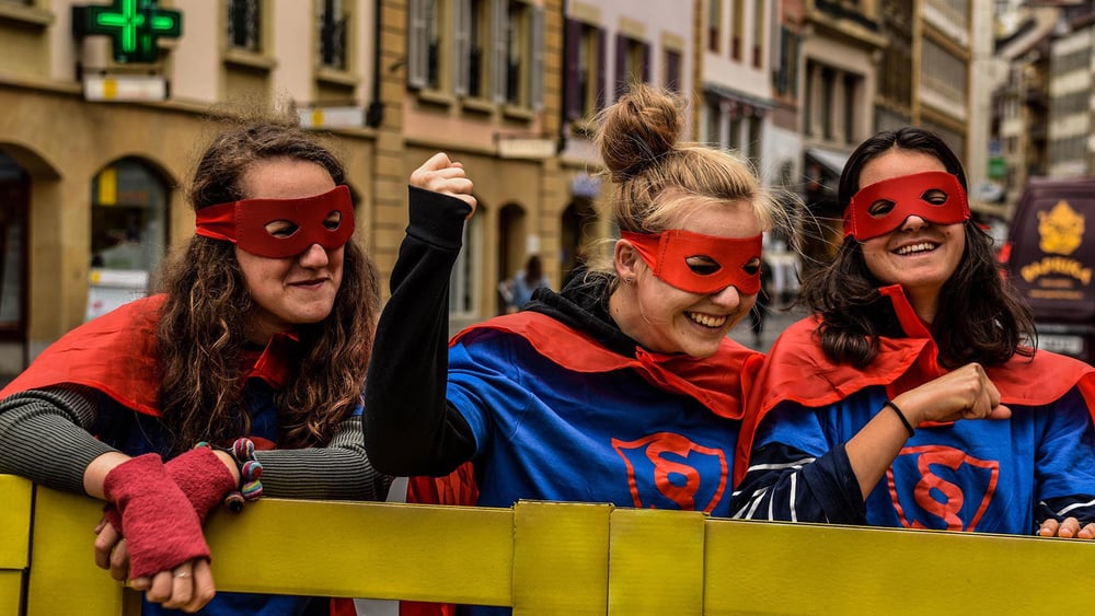 Mehr als 100 Strassenaktionen zur Sensibilisierung für die Bedeutung der Europäischen Menschenrechtskonvention wurden in der ganzen Schweiz durchgeführt: Amnesty-Aktivistinnen an einer Veranstaltung gegen die «Selbstbestimmungsinitiative». © AI