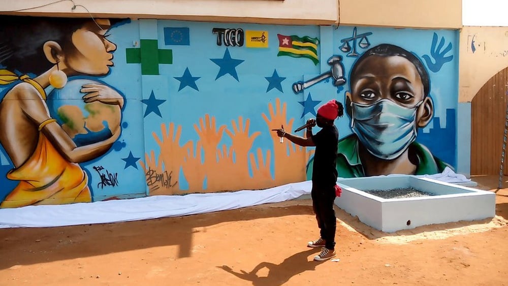 Ungleichheit beim Impfstoffzugang, eingeschränkte Meinungsäusserungsfreiheit und Migrationskrisen – drei Themen, die die Menschenrechtsarbeit herausforderten. © Amnesty International