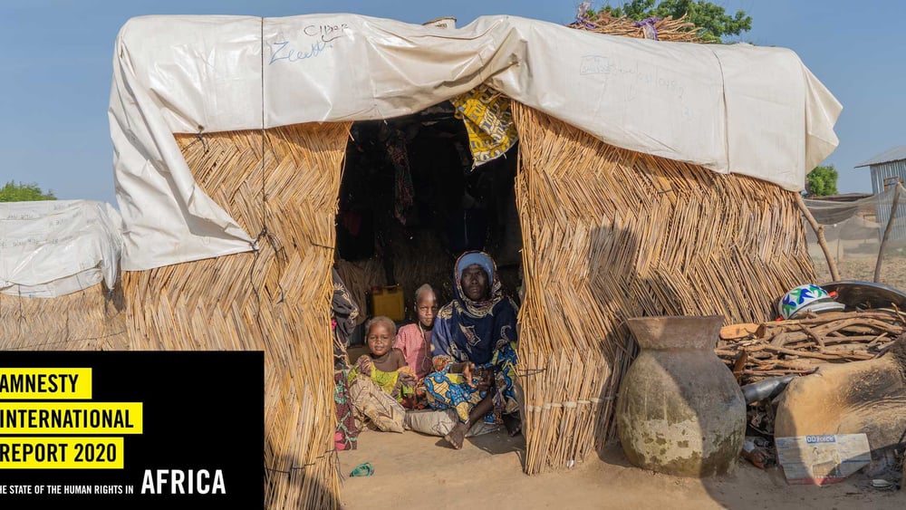 Falmata, Anfang 60, sitzt in ihrer Unterkunft mit zwei ihrer Enkelkinder, in einem Lager für Binnenvertriebene im Bundesstaat Borno im Nordosten Nigerias, Oktober 2020. © The Walking Paradox / Amnesty International Falmata, Anfang 60, sitzt in ihrer Unterkunft mit zwei ihrer Enkelkinder, in einem Lager für Binnenvertriebene im Bundesstaat Borno im Nordosten Nigerias, Oktober 2020. © The Walking Paradox / Amnesty International