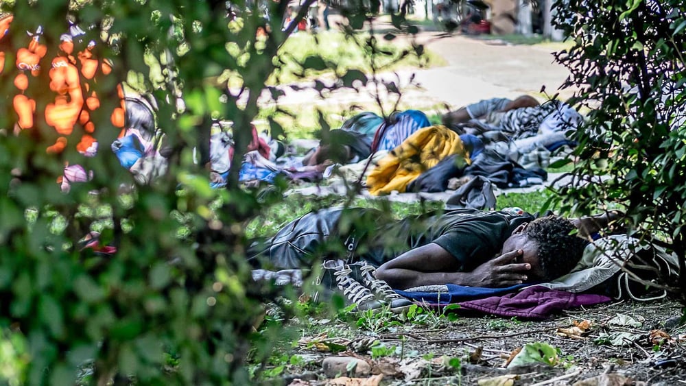 Die Schweizer Behörden schickten an der Grenze mehrere tausend Asylsuchende nach Italien zurück, darunter mehrere hundert unbegleitete Minderjährige, von denen einige nahe Angehörige in der Schweiz hatten. Hier ein junger Äthiopier in Como an der Schweizer Grenze, wo viele Asylsuchende strandeten. © Klaus Petrus
