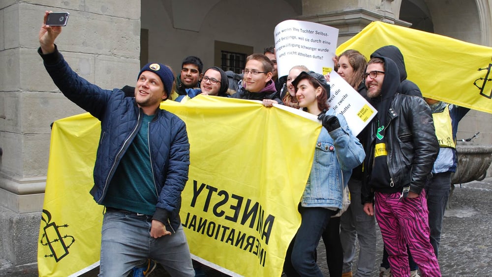 Drehspass in der Luzerner Altstadt mit Knackeboul © Amnesty International