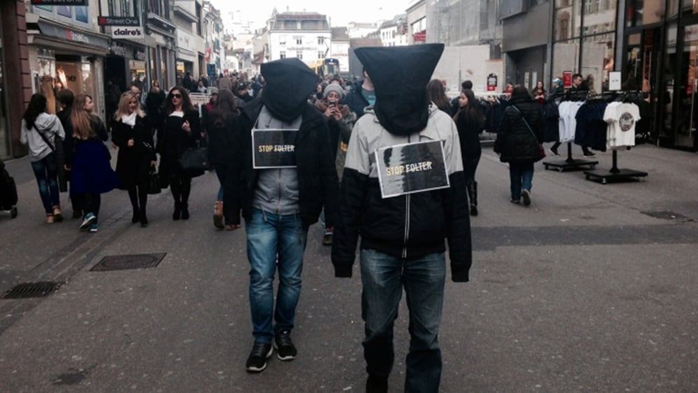 Aktion gegen Folter quer durch die Basler Altstadt der Jugendgruppe Basel © zvg