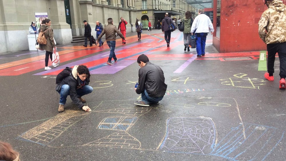Die Jugendgruppe Bern hinterlässt ihre Botschaften in der Berner Altstadt © zvg