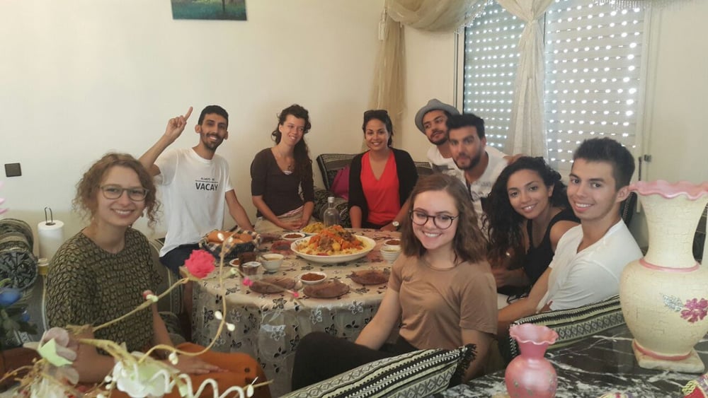 © Ludovic Vérolet, Schoschanah (links) und Ludovic (rechts) mit den JugendaktivistInnen in Marokko