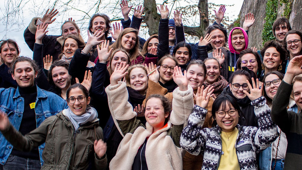 Les activistes amnesty lèvent les mains en l'air joyeusement.