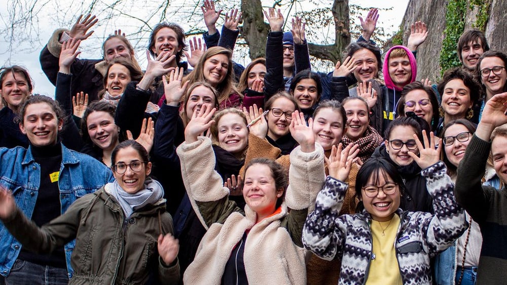 Les membres du groupe Youth, les jeunes activistes Amnesty Suisse, lèvent les bras en l'air joyeusement.