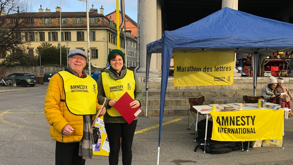 Deux activistes du groupe de Vevey devant un stand d'information.