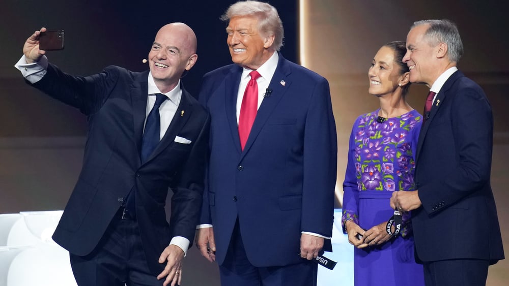 Gianni Infantino prend un selfie avec Donald Trump, Claudia Scheinbaum et Marc Carney sur la scène du Kennedy Center for the Performing Arts en décembre 2025.